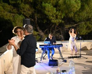 Torre Alemanna, un successo anche la seconda cena in terrazza tra musica e sapori