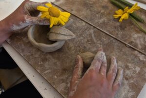 Torre Alemanna, gli studenti scoprono la bellezza del laboratorio creativo di argilla e pittura naturale